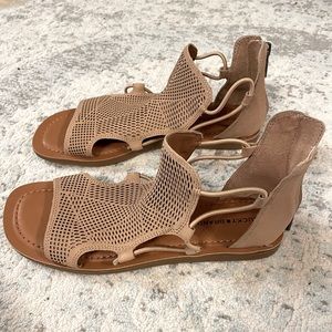 Lucky Brand sandals ~ Size 7.5 - Tan color